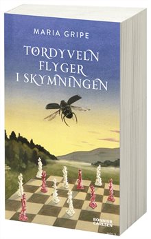 Tordyveln flyger i skymningen